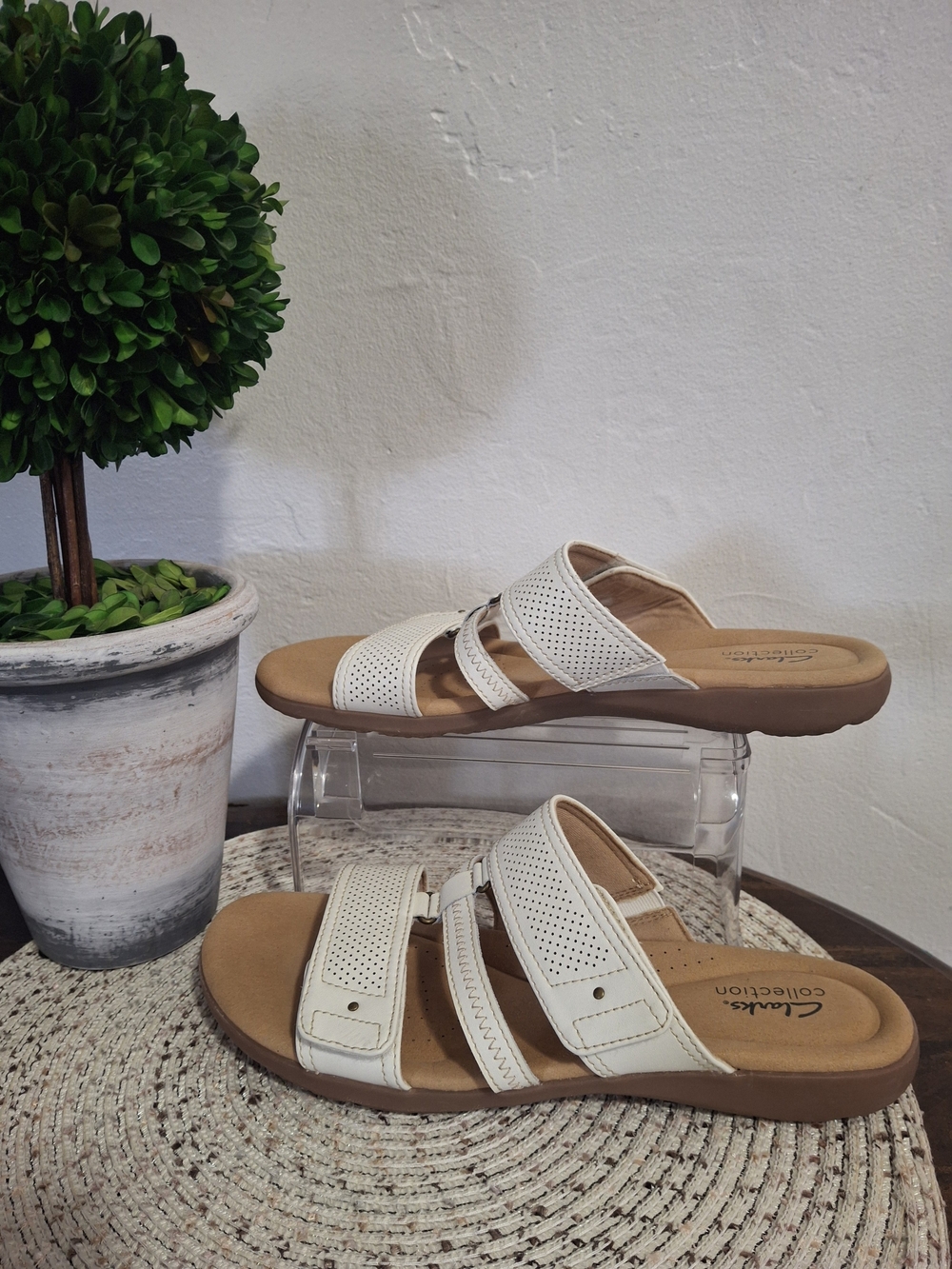 Clarks Cream/White Elizabelle Ave Sandals Size 11.